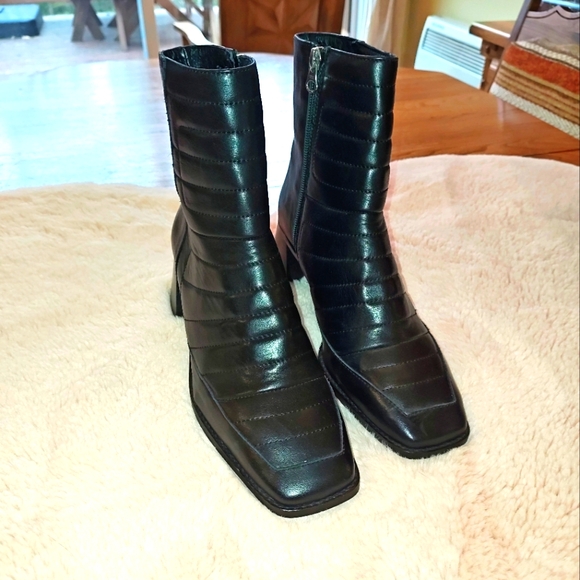 L'INTERVALLE Shoes - NWOB L'intervalle Leather Heeled Squared Boots